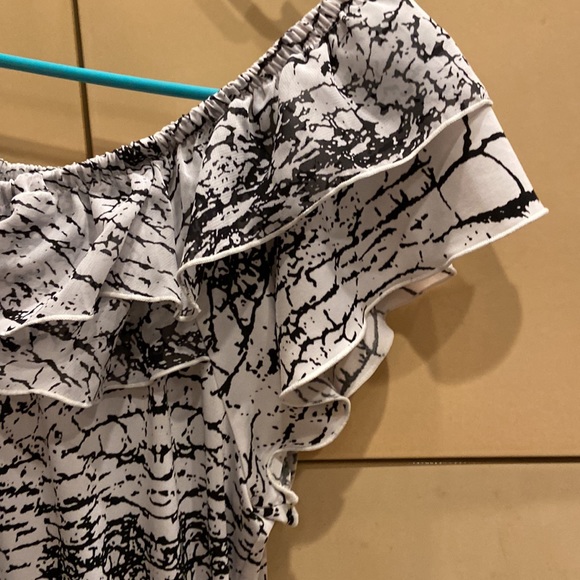 NEW Off the shoulder blouse - Picture 3 of 3